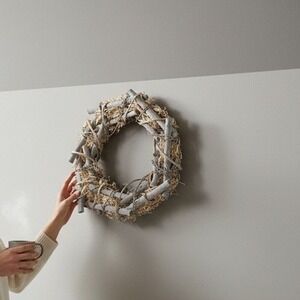 Hippity Hop Wreath Home Decor OS Grey Brand New Rustic Wood Straw Sassonier